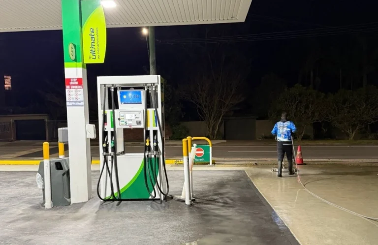 Vervuild tankstation reinigen