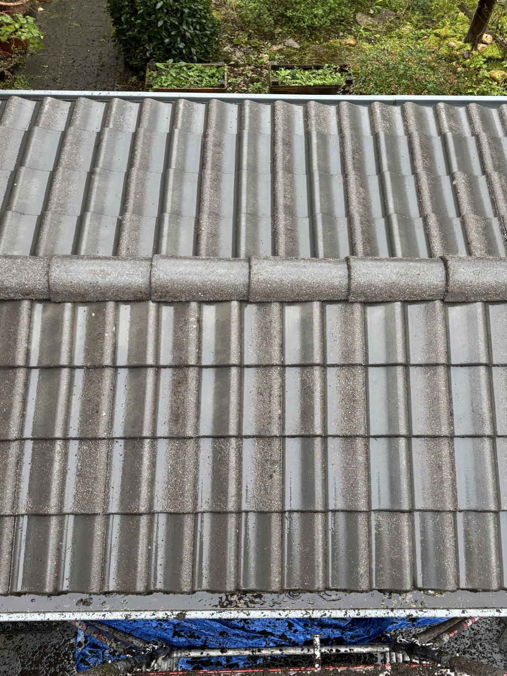 Dak na reiniging, schoon en vrij van aanslag